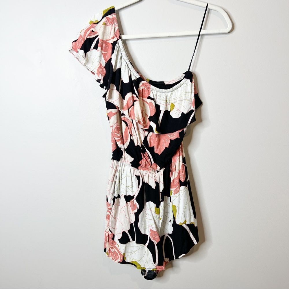 Cupcakes and Cashmere Arnett Floral One Shoulder Romper - Picture 2 of 6